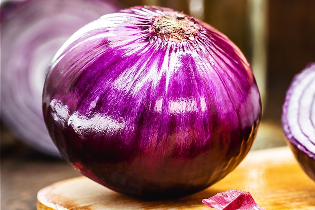 Photo brazilian red onion with a mild and sweet taste more caloric and because of its color is rich in anthocyanin macro photography