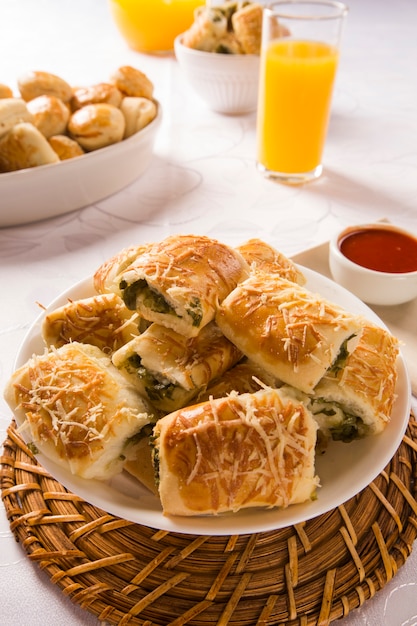 Spuntino brasiliano. porzione di snack di indivia escarola sul tavolo.