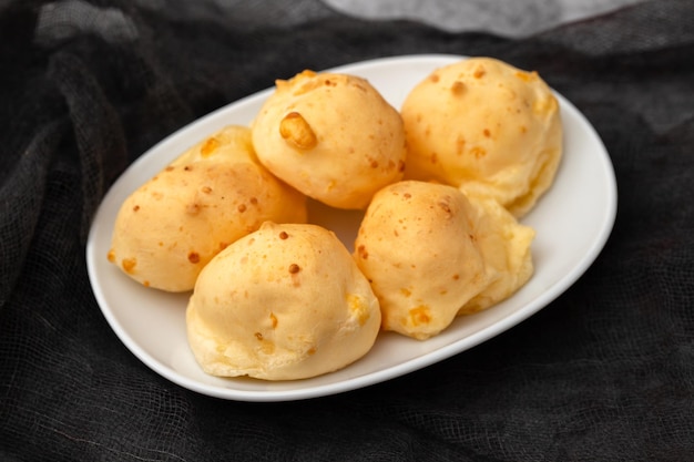 白い皿にブラジルのスナック pao de queijo チーズ パン