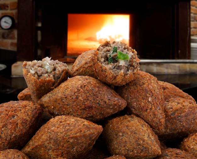 Foto spuntino brasiliano quibe coxinha