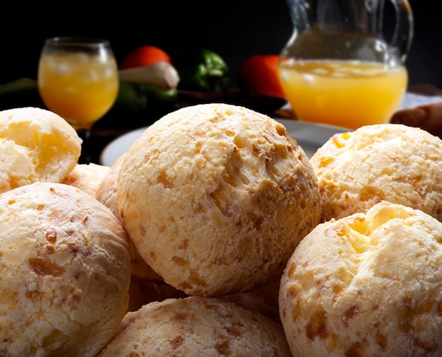 ブラジルのスナック、ミナスジェライス州の伝統的なチーズパン-pao de queijo