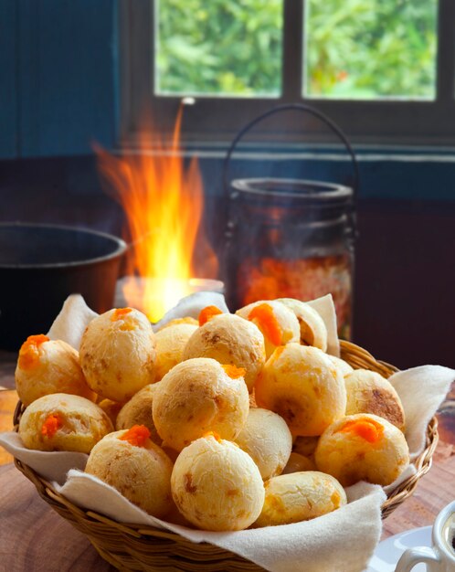 브라질 간식, Minas Gerais의 전통 치즈 빵 - pao de queijo