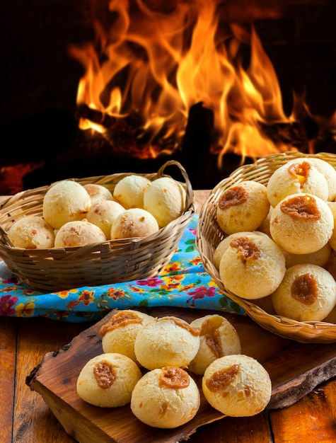 브라질 간식, Minas Gerais의 전통 치즈 빵 - pao de queijo