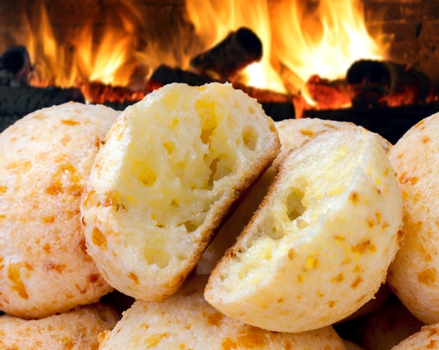 브라질 간식, Minas Gerais의 전통 치즈 빵 - pao de queijo