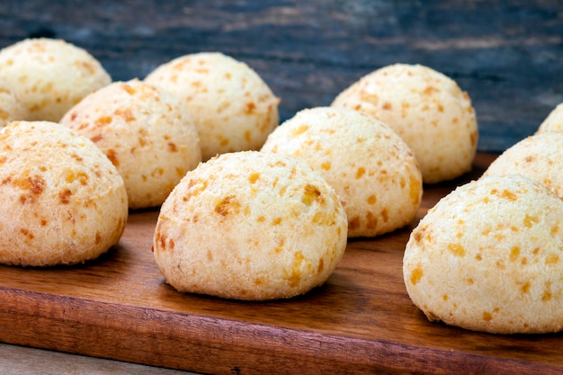 Foto spuntino brasiliano, pane tradizionale al formaggio di minas gerais - pao de queijo