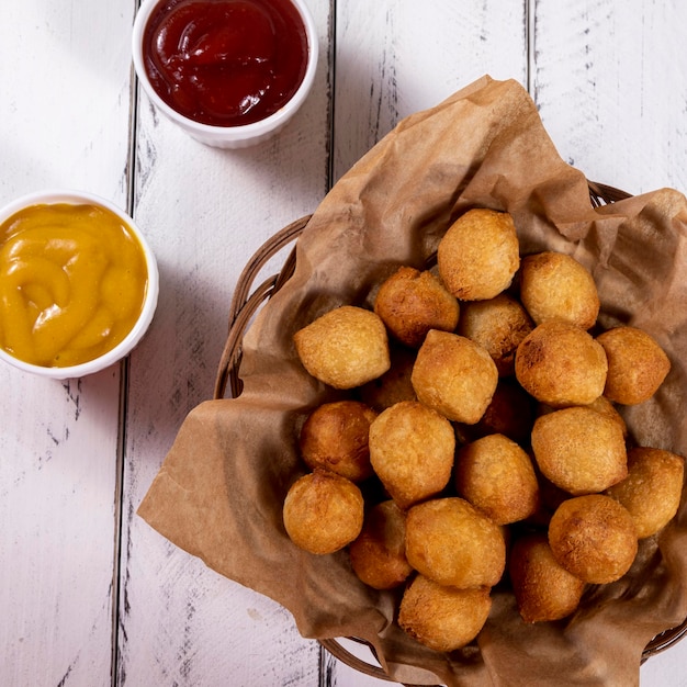 Foto palline fritte ripiene di snack brasiliani