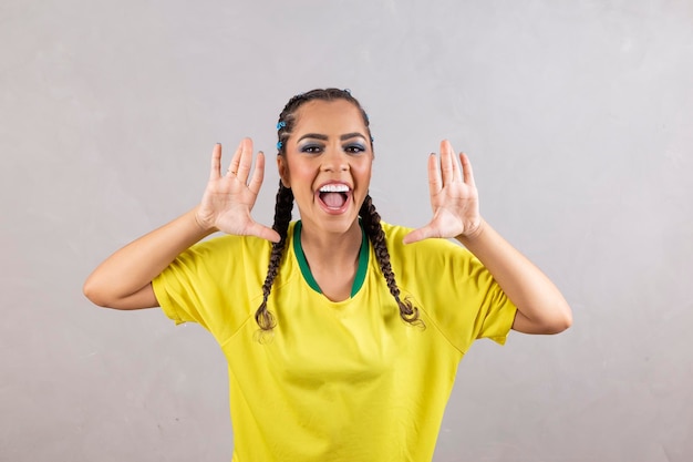 写真 灰色の背景のブラジルの色でサッカーやサッカーの試合で祝うブラジルのサポーターブラジルの女性ファン