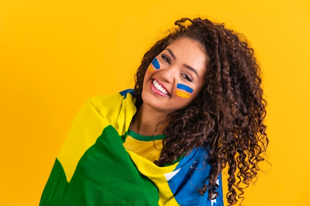 Бразильская болельщица Бразильская фанатка празднует футбол или футбольный матч на желтом фоне Бразилия colorsxA