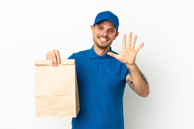 ブラジル人は指で5を数える白い背景で隔離の持ち帰り用食品の袋を取る