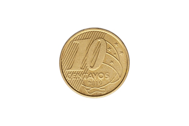 Moneta da dieci centesimi reali brasiliani su sfondo bianco