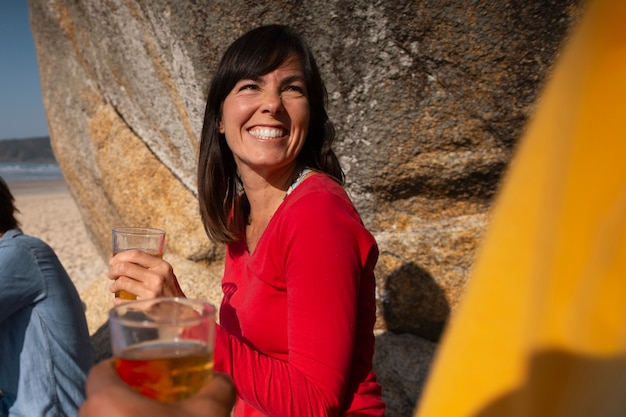 사진 야외에서 과라나 음료를 마시고 있는 브라질 여성