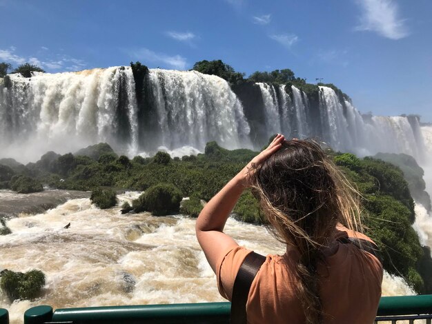 イグアスの滝でブラジル人女性観光客