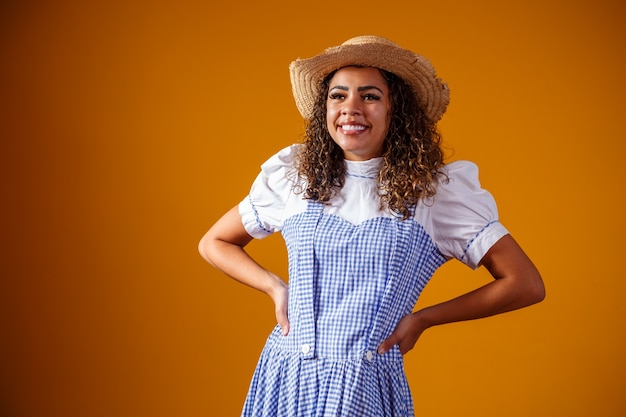 フェスタジュニーナの典型的な服を着ているブラジル人女性