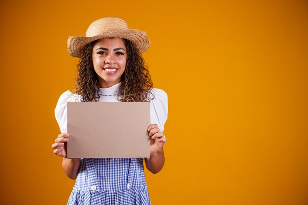 フェスタジュニーナの典型的な服を着ているブラジル人女性