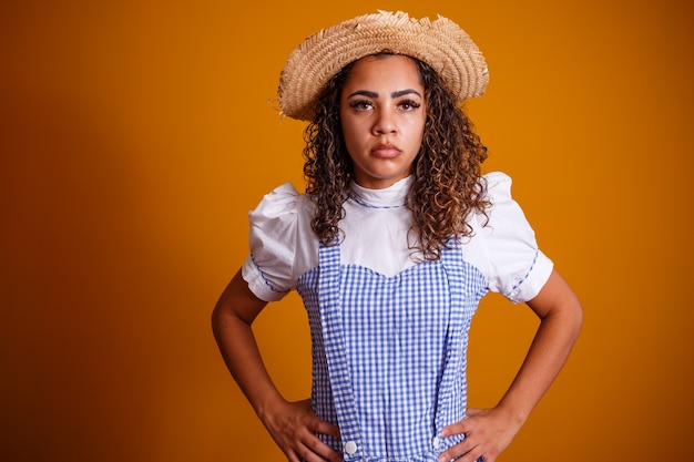 フェスタジュニーナの典型的な服を着ているブラジル人女性