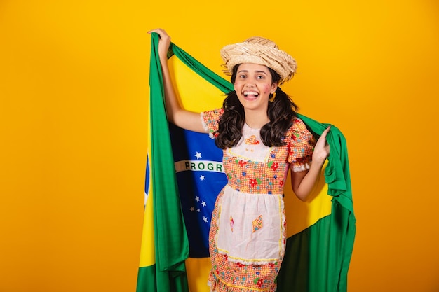 브라질의 국기와 축제 junina의 옷을 입고 브라질 여자