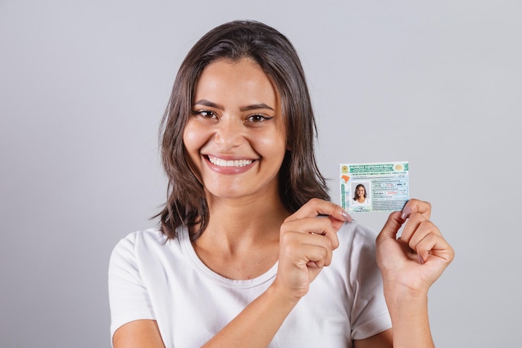 Photo brazilian woman with driver's license license to drive brazilian document