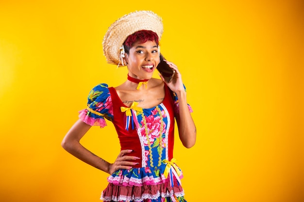 Photo brazilian woman with festa junina clothes arraial feast of saint john with smartphone