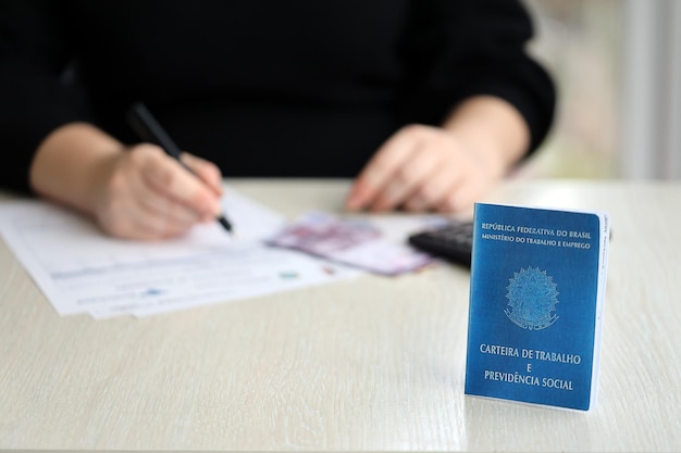 브라질 직장 카드 와 사회 보장 블루 북 은 회계사 나 상사 의 테이블 에 놓여 있다