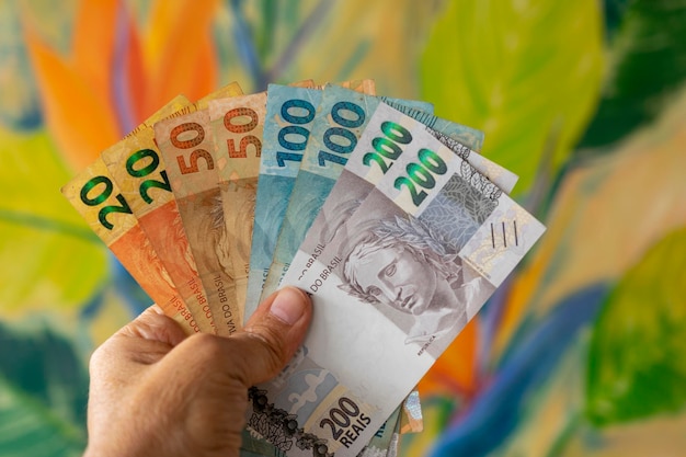 Brazilië geld hand met braziliaanse bankbiljetten