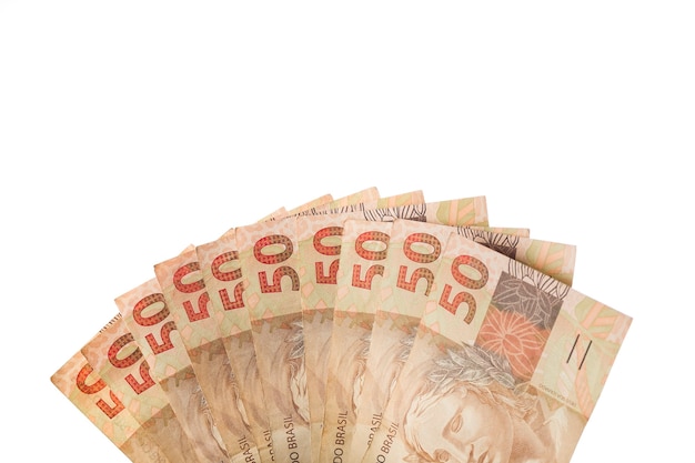 브라질 돈, 흰색 절연 50 레알 지폐를 들고 남자.
