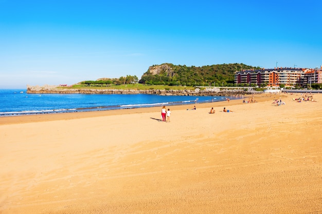 Brazomar strand in Castro Urdiales, kleine stad in de regio Cantabrië in Noord-Spanje