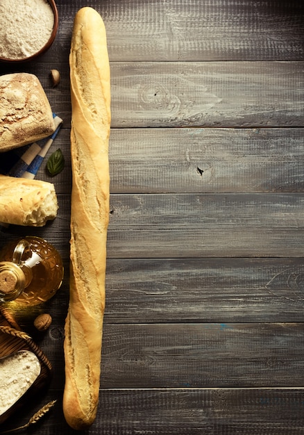 Pane e prodotti da forno su fondo in legno