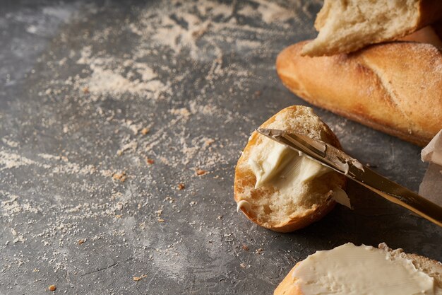 Хлеб и масло, питательный бутерброд на завтрак Французский хрустящий багет