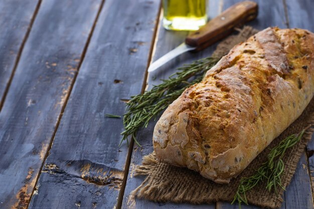 Foto ciabatta di pane, olio d'oliva e rosmarino