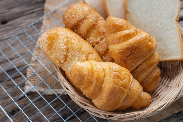 籐のバスケットとさまざまなパンとパンの構成