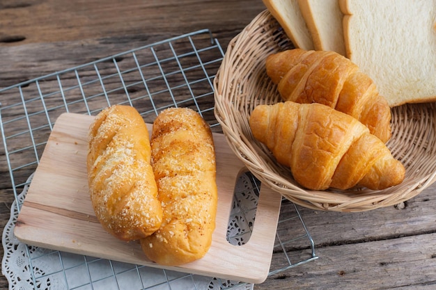 Foto composizione di pane con cesto di vimini e pane diverso