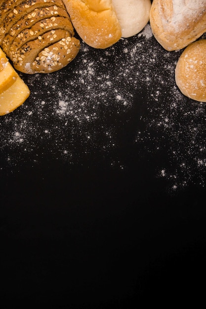 Foto concetto di pane diverse fette di pane marrone scuro con semi di panini croissant