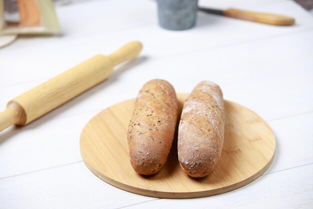 Pane su un tagliere. pane di segale integrale. sul tavolo di legno chiaro
