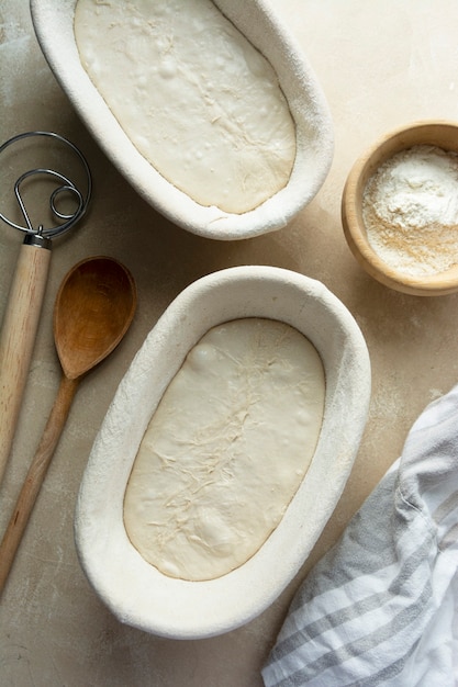 Фото Хлебное тесто готово к выпечке. домашняя выпечка, деревенский хлеб на закваске, приготовленный на диких натуральных дрожжах
