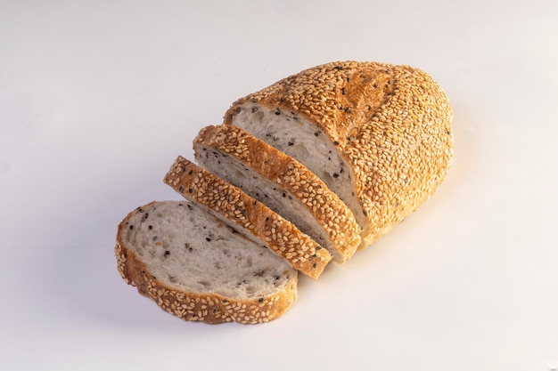 Pane pane fresco fatto in casa a lievitazione naturale con semi di sesamo neri su sfondo bianco