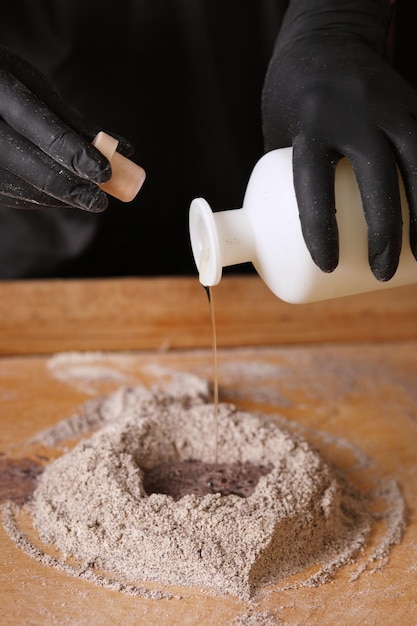 Ингредиенты для хлеба ржаная мука с тыквенными семечками быстрорастворимые дрожжи и соль в керамической миске