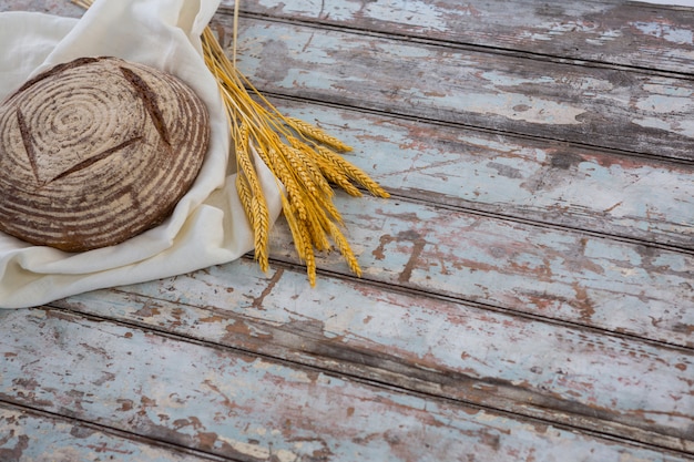Фото Хлеб с пшеницей на деревянный стол