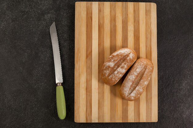 Буханки хлеба на разделочной доске