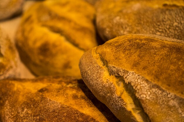 Хлебные батоны. Ломоть хлеба. Свежий хлеб в пекарне. Фон хлебов