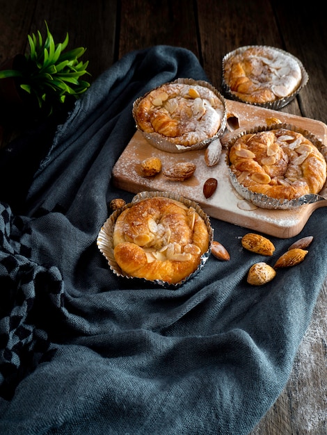 Photo bread lounge almond danish pastry