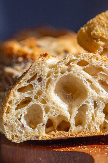 Macro del pane. pori del pane. baguette fresca con macro di grani. annuncio di panetteria. semi nel pane.