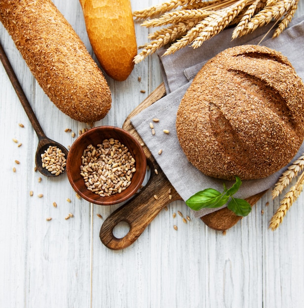 Pane su un vecchio tavolo di legno bianco