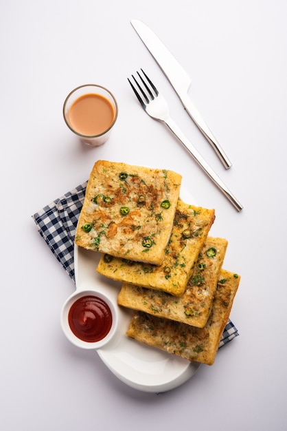 빵 오믈렛은 인도에서 빠르고 쉬운 아침 식사입니다. 신선한 빵 조각을 향신료와 함께 달걀 반죽에 담그고 얕은 튀김을 합니다. 토마토 케첩과 차와 함께 제공