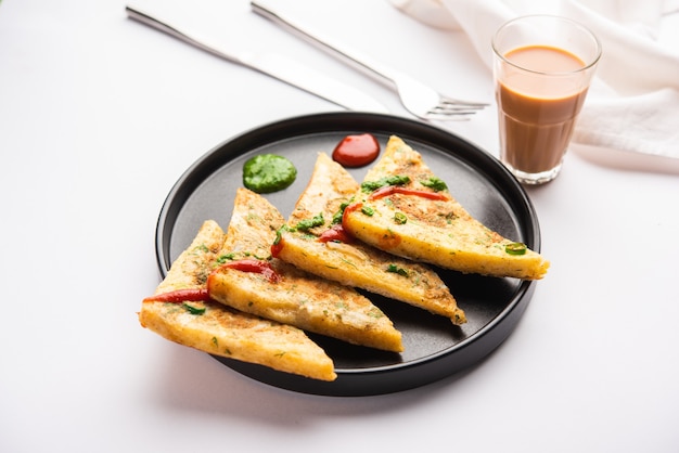 パンオムレツは、インドからの迅速で簡単な朝食です。焼きたてのパンのスライスをスパイスと浅い揚げで卵のねり粉に浸しました。トマトケチャップとお茶を添えて