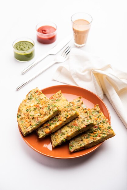 빵 오믈렛은 인도에서 빠르고 쉬운 아침 식사입니다. 신선한 빵 조각을 향신료와 함께 달걀 반죽에 담그고 얕은 튀김을 합니다. 토마토 케첩과 차와 함께 제공