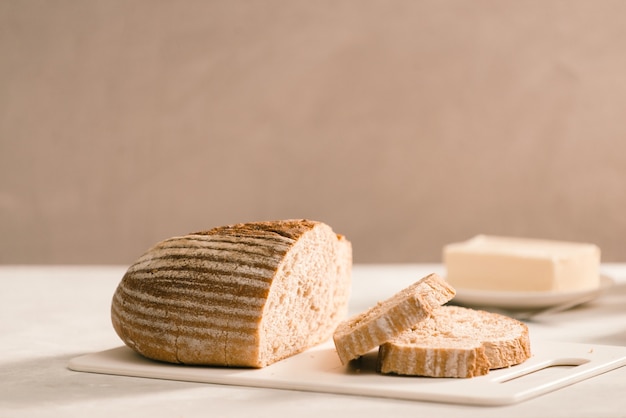 사진 흰색 테이블 클로즈업에 버터와 우유로 둘러싸인 접시 홀더에 빵