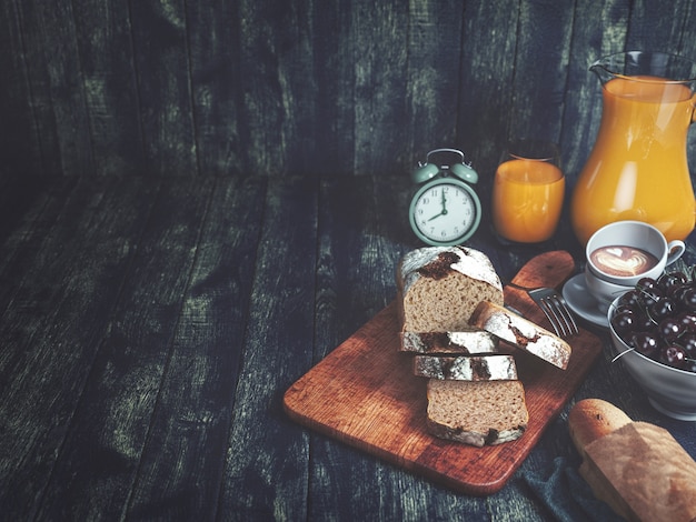 Pane, succo d'arancia, ciliegie e orologio.