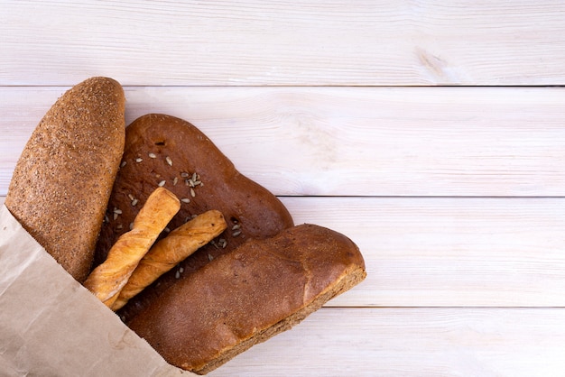 軽い木製の紙袋のパン