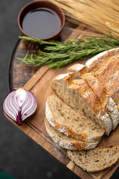 Pane, pepe, aglio, olio su un tavolo di legno