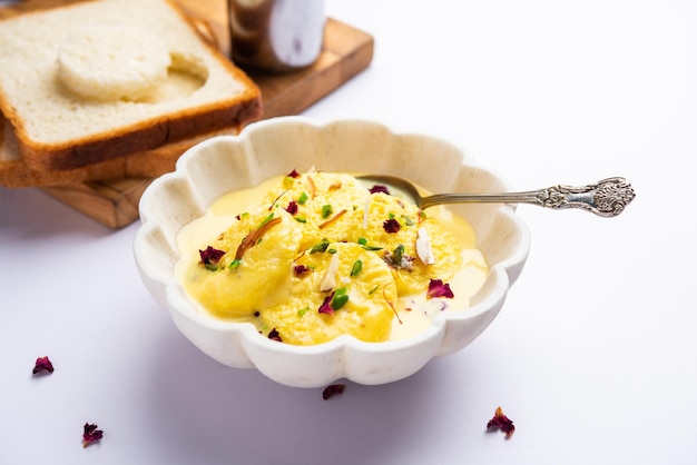 Bread Rasmalai is de geknepen versie van traditionele Ras malai met sneetjes brood in plaats van paneer